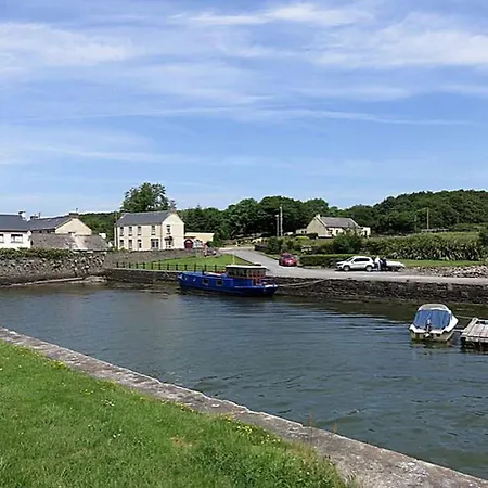 Charming For Two Guests By The River Shannon, Ireland Semesterbostad *